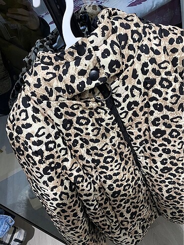 Quzu Leopar desenli şişme mont