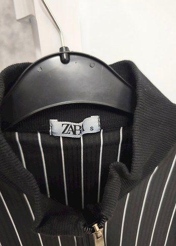 Kısa Kollu Siyah Çizgili Fermuarlı Bluz - Görsel 3