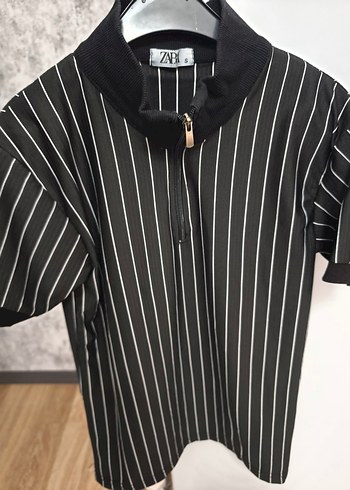 Kısa Kollu Siyah Çizgili Fermuarlı Bluz - Görsel 2