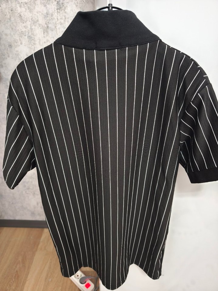Kısa Kollu Siyah Çizgili Fermuarlı Bluz - Görsel 4