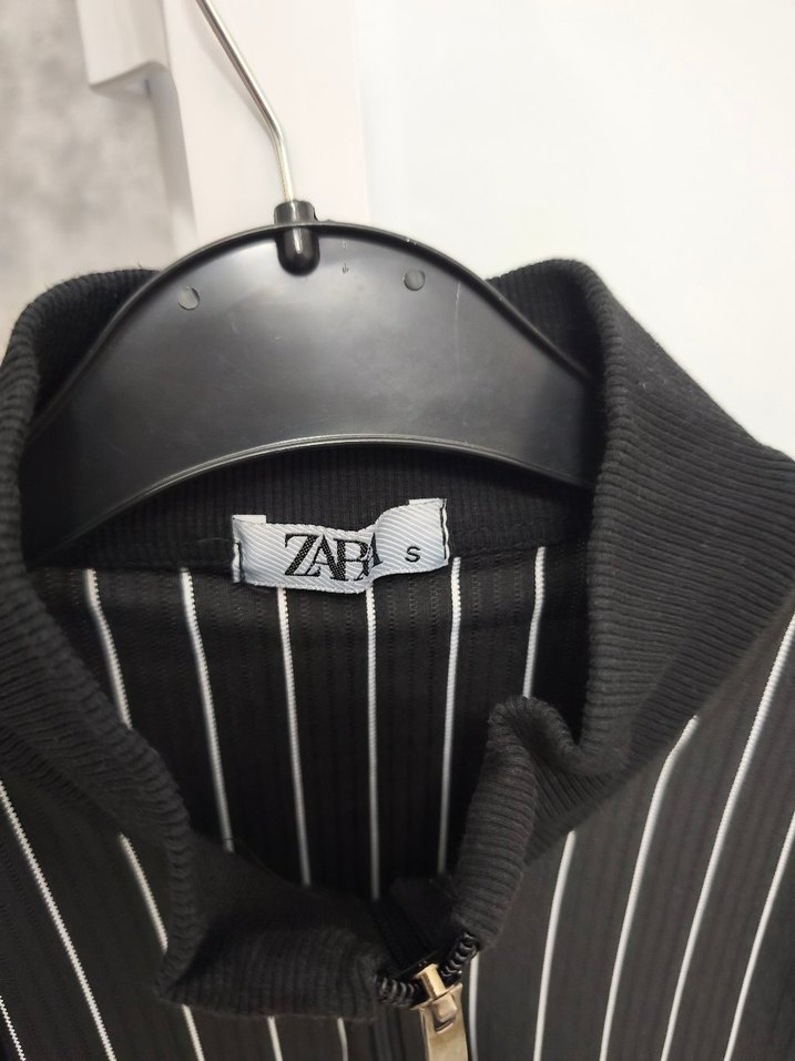 Kısa Kollu Siyah Çizgili Fermuarlı Bluz - Görsel 3