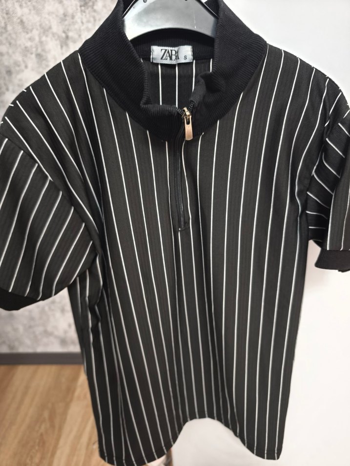 Kısa Kollu Siyah Çizgili Fermuarlı Bluz - Görsel 2