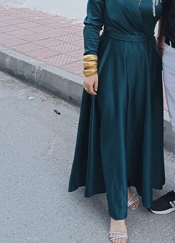 Abiye Zümrüt yeşil 38 beden taşlı saten abiye satılık.