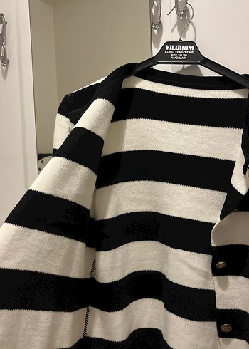 Düğmeli Siyah Beyaz Çizgili Kadın Hırka - Görsel 4