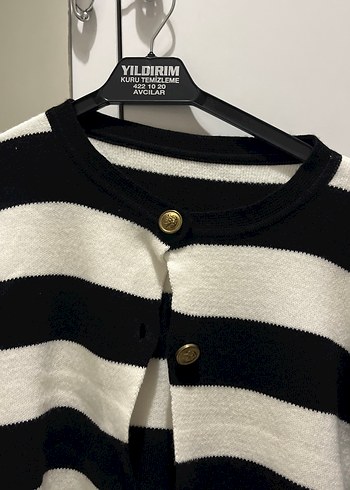 Düğmeli Siyah Beyaz Çizgili Kadın Hırka - Görsel 3