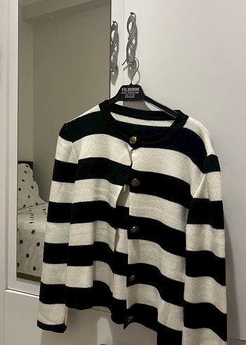 Düğmeli Siyah Beyaz Çizgili Kadın Hırka - Görsel 2