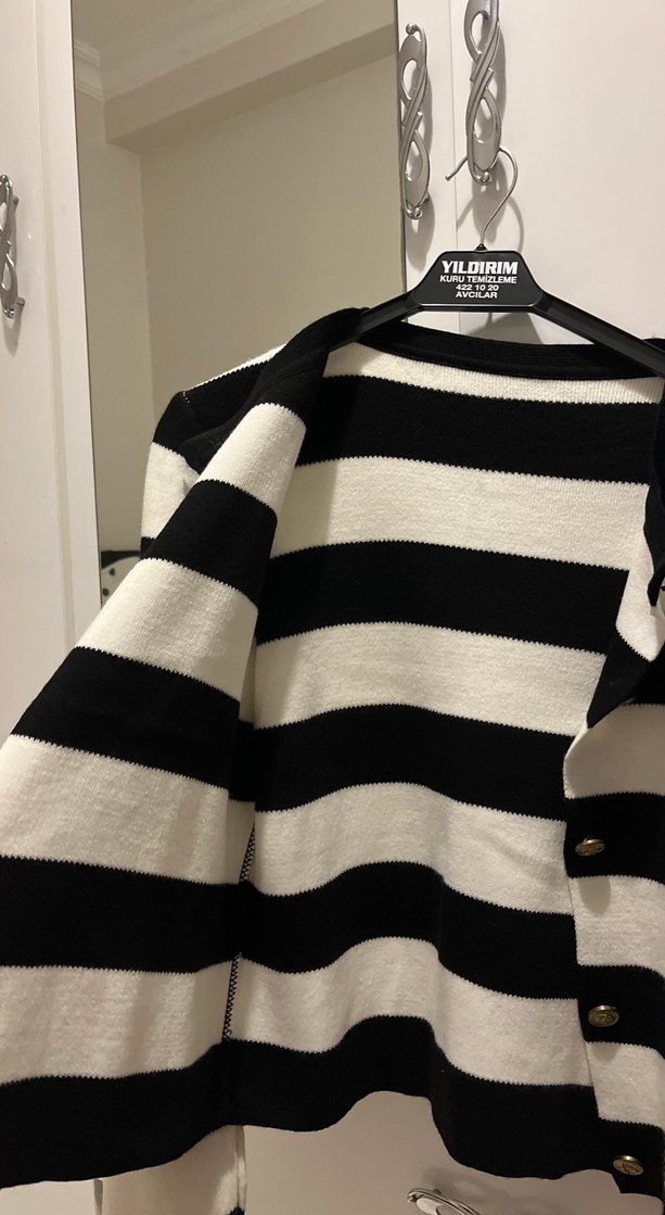 Düğmeli Siyah Beyaz Çizgili Kadın Hırka - Görsel 4
