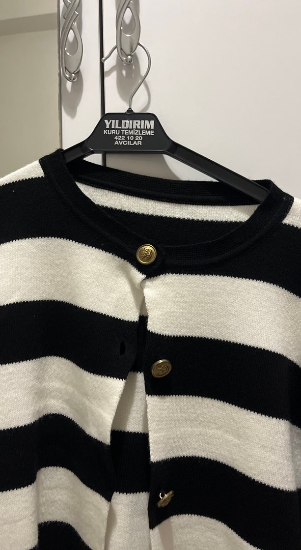 Düğmeli Siyah Beyaz Çizgili Kadın Hırka - Görsel 3