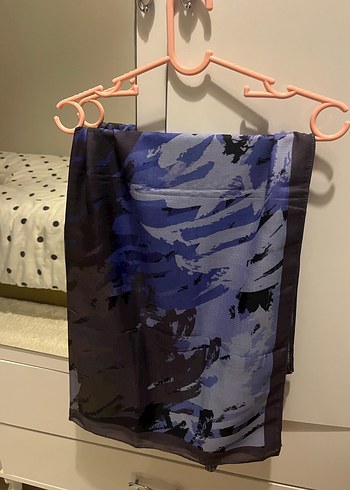 Koyu Mavi Desenli Eşarp - Görsel 2