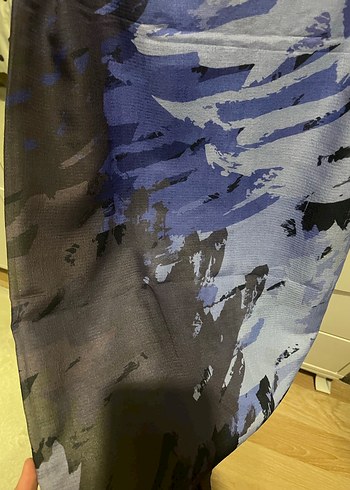 Koyu Mavi Desenli Eşarp - Görsel 3