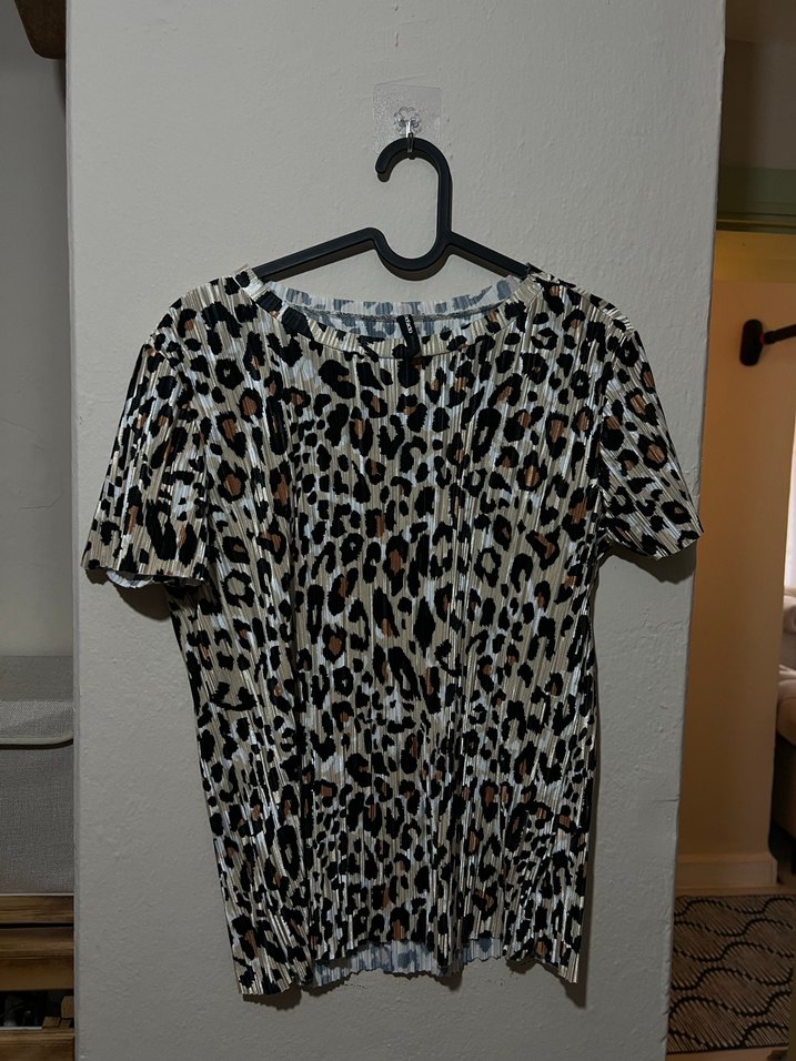 Leopar Desenli, Kısa Kollu, Pilili Kadın Bluz - Görsel 3