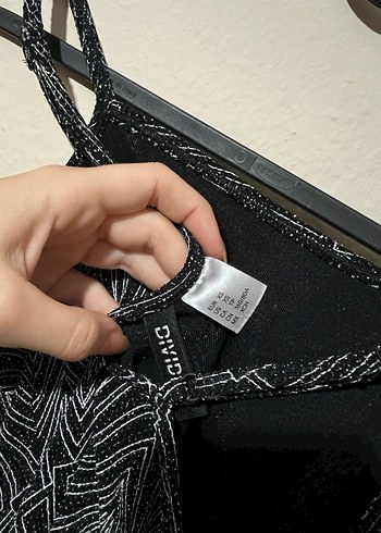 Uzun Siyah Gotik Desenli Kadın - Görsel 4