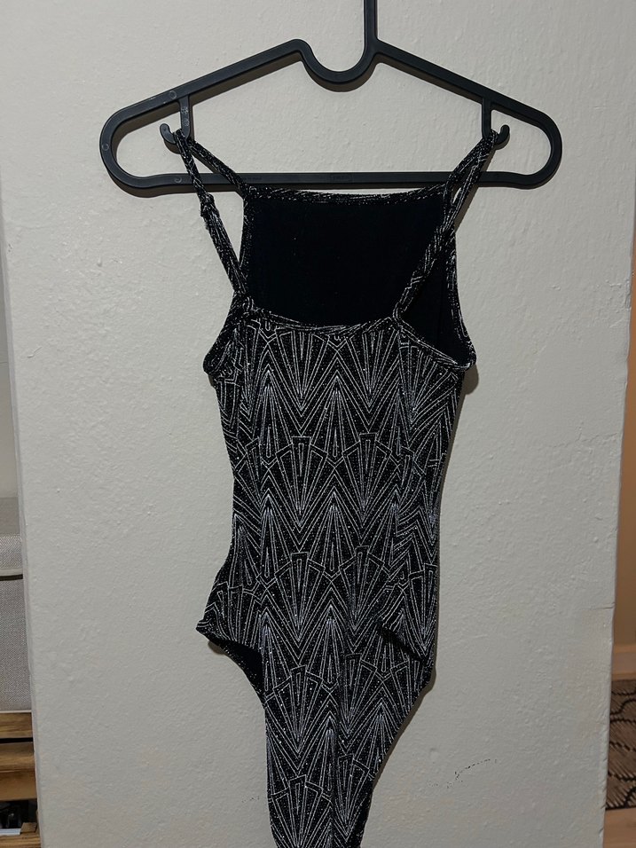 Uzun Siyah Gotik Desenli Kadın - Görsel 3