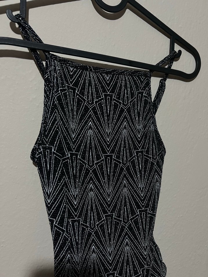 Uzun Siyah Gotik Desenli Kadın - Görsel 2