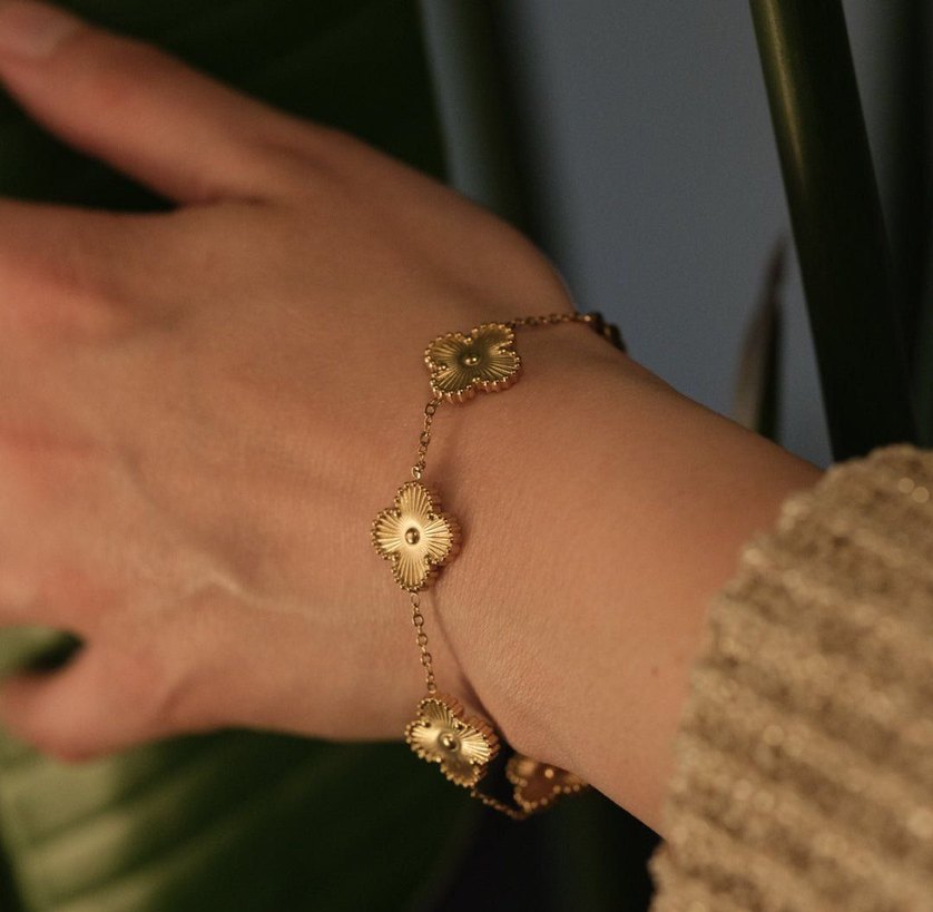 İşlemeli Zincir Detaylı Yonca Altın Bileklik - Görsel 2