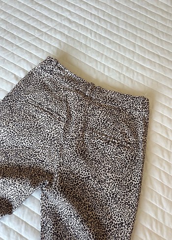 MNG Basics Kadın Düğmeli Midi leopar Desenli Pantolon - Görsel 3