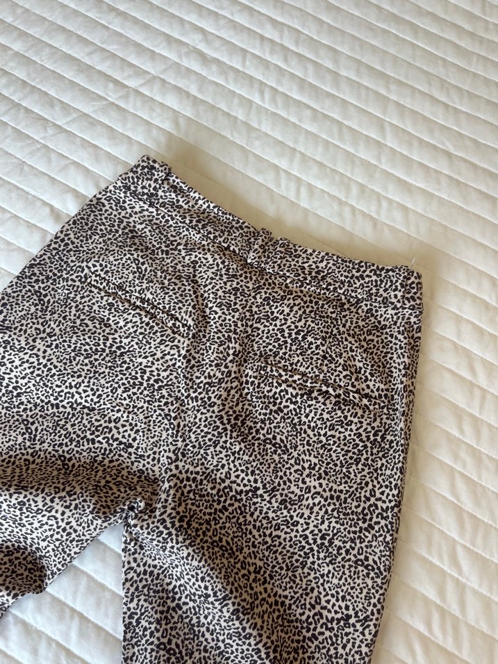 MNG Basics Kadın Düğmeli Midi leopar Desenli Pantolon - Görsel 3