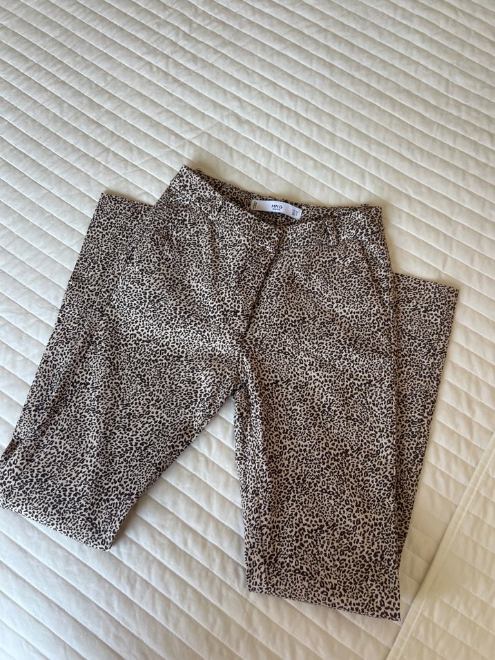 MNG Basics Kadın Düğmeli Midi leopar Desenli Pantolon - Görsel 2