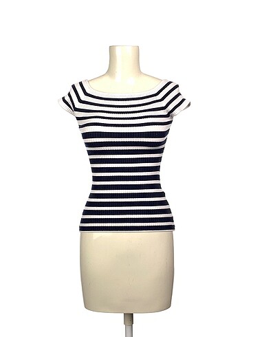H&M T-shirt %70 İndirimli.