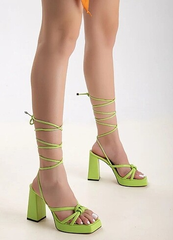 Neon topuklu ayakkabı