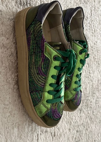 Yeşil Parlak Yılan Derisi Desenli Bağcıklı Spor Ayakkabı - Görsel 2