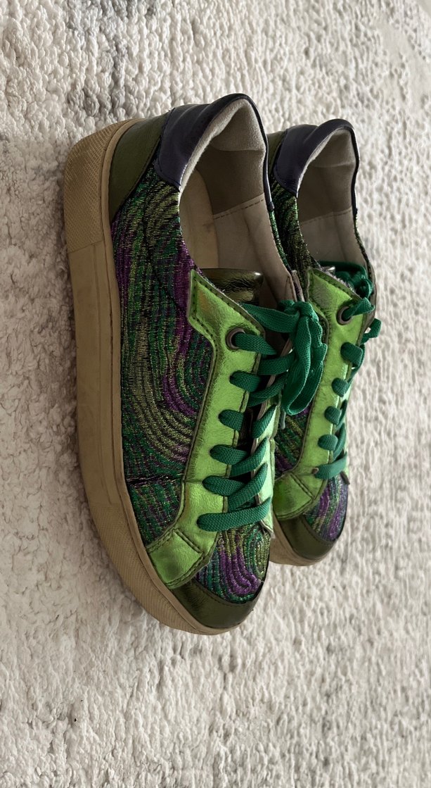 Yeşil Parlak Yılan Derisi Desenli Bağcıklı Spor Ayakkabı - Görsel 2