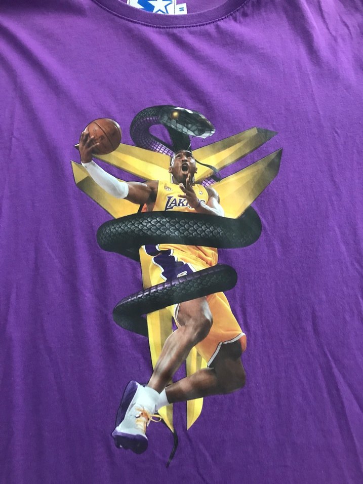 Mor Lakers Aksiyon Figürlü Tişört - Görsel 2