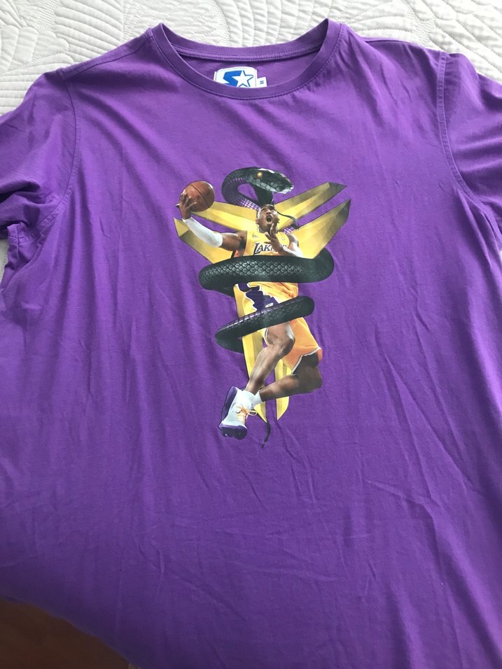 Mor Lakers Aksiyon Figürlü Tişört - Görsel 4