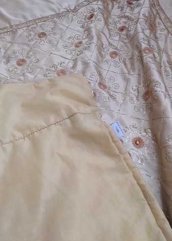 İşlemeli Parlak Bej Yatak Örtüsü - Görsel 4