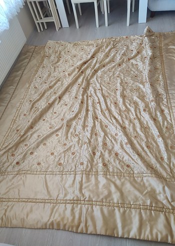 İşlemeli Parlak Bej Yatak Örtüsü - Görsel 2