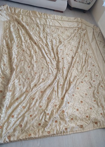 İşlemeli Parlak Bej Yatak Örtüsü - Görsel 3