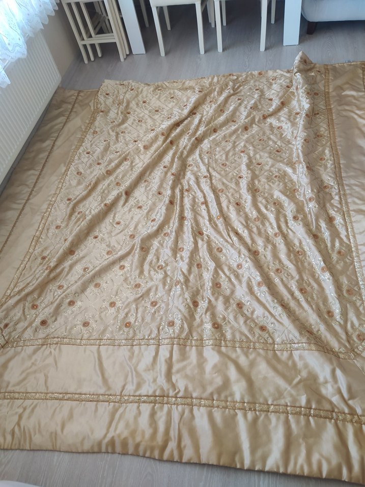 İşlemeli Parlak Bej Yatak Örtüsü - Görsel 2