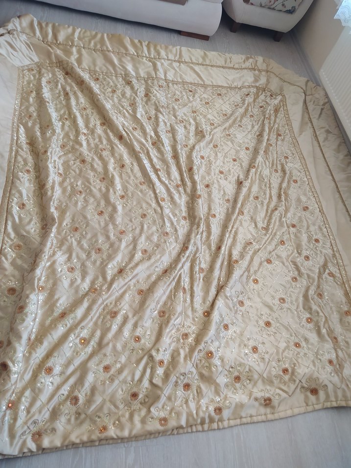 İşlemeli Parlak Bej Yatak Örtüsü - Görsel 3