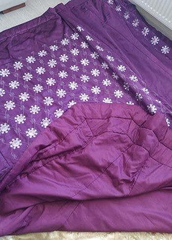 Mor İşlemeli Yatak Örtüsü - Görsel 3