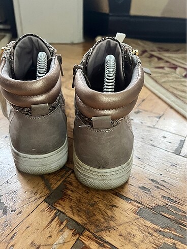 37 Beden Sneakers bot