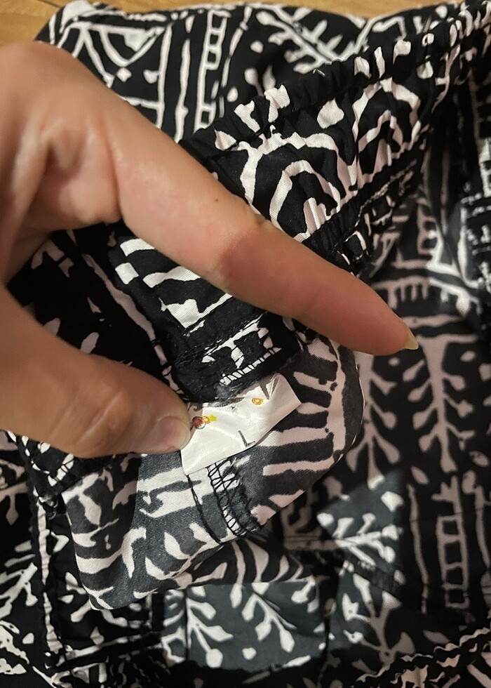 Siyah Beyaz Kısa Deniz Şortu - Görsel 3