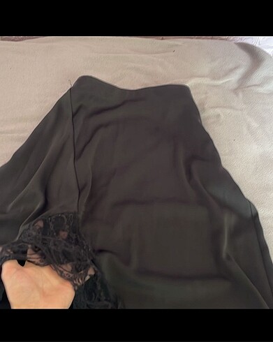 m Beden Zara Siyah Saten Yırtmaç Dantel Detaylı Midi Etek