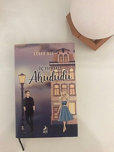 Genç kurgu romanı, üç yapraklı ahududu