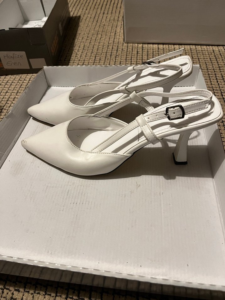Beyaz topuklu ayakkabı - Görsel 3