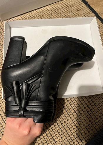 Kadın Siyah Deri Tokalı Topuklu Bot - Görsel 2