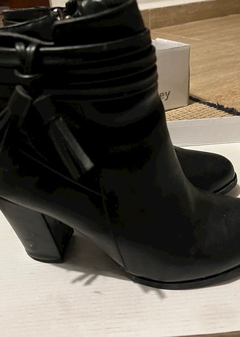 Kadın Siyah Deri Tokalı Topuklu Bot - Görsel 4