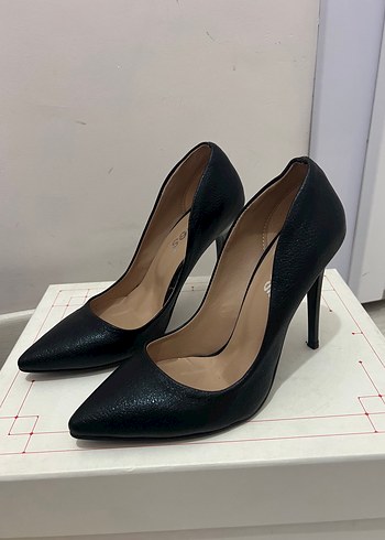 Siyah Deri Yılan Desenli Stiletto