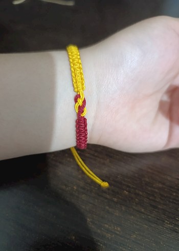 Sarı ve Bordo Püsküllü Minimalist Bileklik