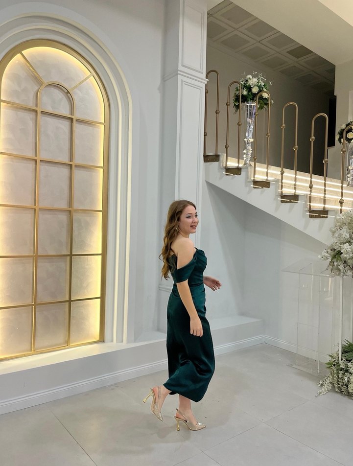 Haki yeşili, drapelli (bilek boy) saten abiye. - Görsel 2