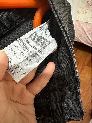 Hiç kullanılmamış sıfır etiketli gri jean