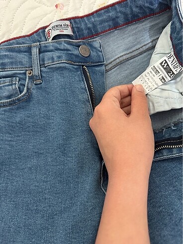 Zara Hiç giyilmedi sıfır ürün jean dar paça