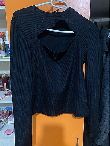 H&M cut out bluz