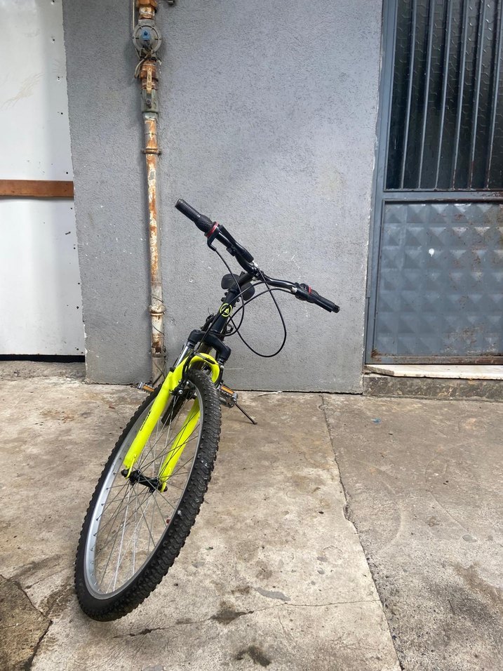 Sarı ve Siyah Dağ Bisikleti - Görsel 4