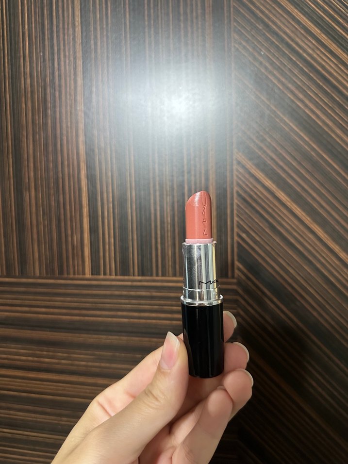 MAC Parlak Bej Ruj hug me - Görsel 2