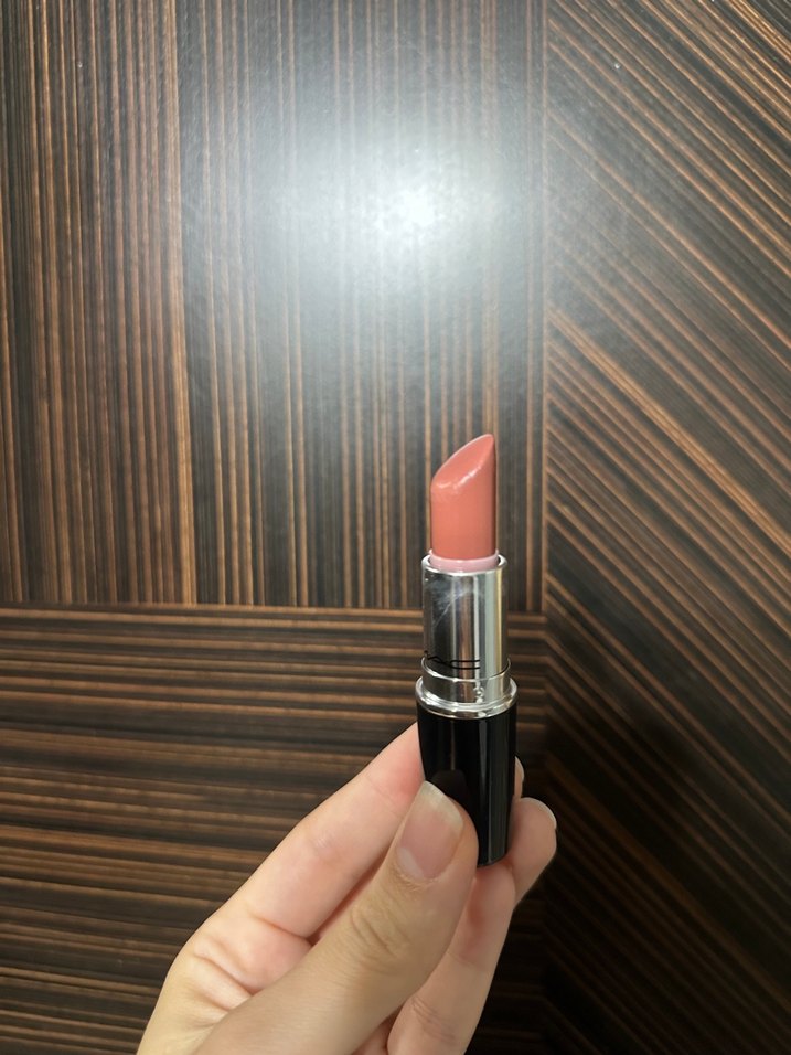 MAC Parlak Bej Ruj hug me - Görsel 3